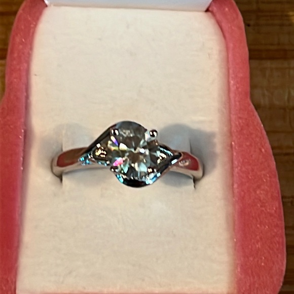 BEAUTIFUL 1.24Ct Moissanite set in 925 Sterling Silver. - Picture 5 of 9